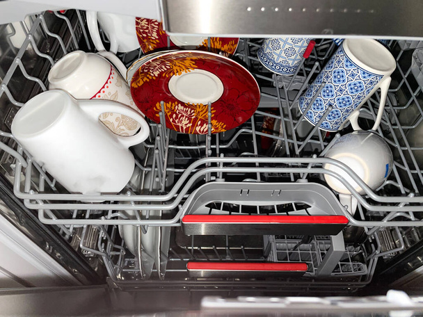 Vue à l'intérieur du lave-vaisselle avec plusieurs plaques - Photo, image