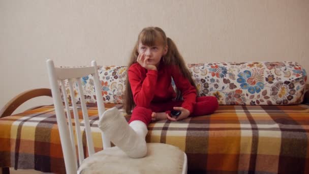 Κορίτσι με σπασμένο πόδι - Πλάνα, βίντεο