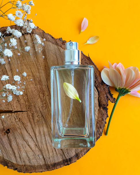 bottle perfume flower on a colored background - Φωτογραφία, εικόνα