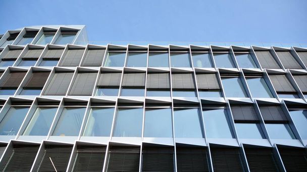 Fragmento de un edificio de oficinas de vidrio. El reflejo del cielo azul.  - Foto, imagen