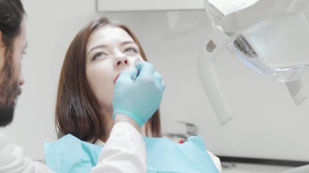 Ευτυχισμένη νεαρή γυναίκα χαμογελά στην κάμερα μετά τον οδοντιατρικό έλεγχο - Πλάνα, βίντεο