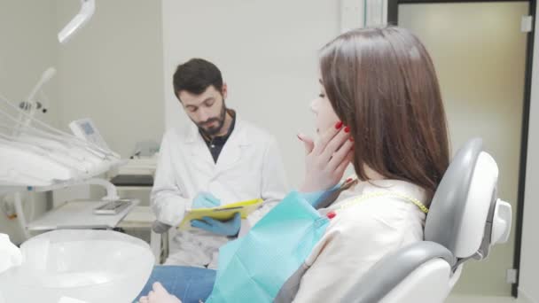 Jonge vrouw met kiespijn bezoeken tandarts - Video