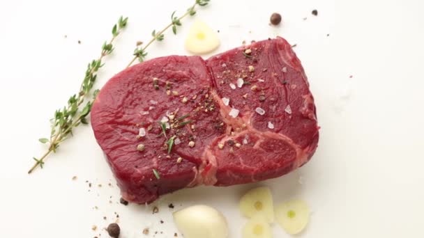 primer plano de carne fresca de res cruda con sal y especias listo para asar zoom en - Imágenes, Vídeo