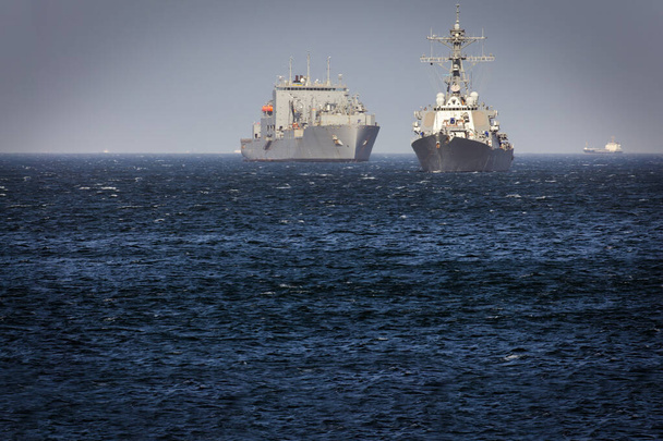 Dvě lodě amerického námořnictva kotvící v Tokijském zálivu u pobřeží Jokosuky v Japonsku. - Fotografie, Obrázek