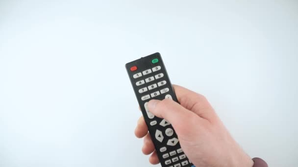 Πλάνα των αρσενικών καναλιών εναλλαγής χεριών με τηλεχειριστήριο τηλεόρασης - Πλάνα, βίντεο