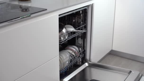 Lave-vaisselle moderne ouvert, technologie, cuisine. - Séquence, vidéo