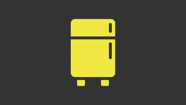 Icono amarillo del refrigerador aislado sobre fondo gris. Refrigerador congelador refrigerador. Tecnología y electrodomésticos. Animación gráfica de vídeo 4K - Metraje, vídeo