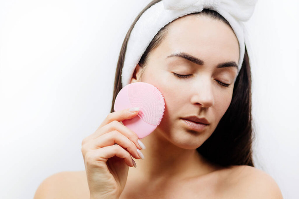 femme nue utilisant brosse nettoyante pour le nettoyage en profondeur du visage  - Photo, image