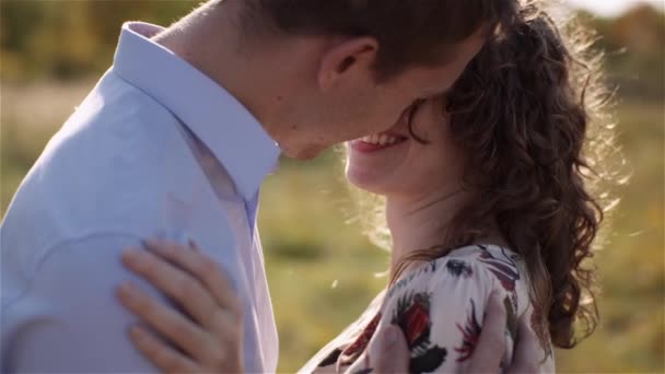 glückliches Teenager-Paar küsst Mädchen zum ersten Mal. Liebendes Paar umarmt. - Filmmaterial, Video