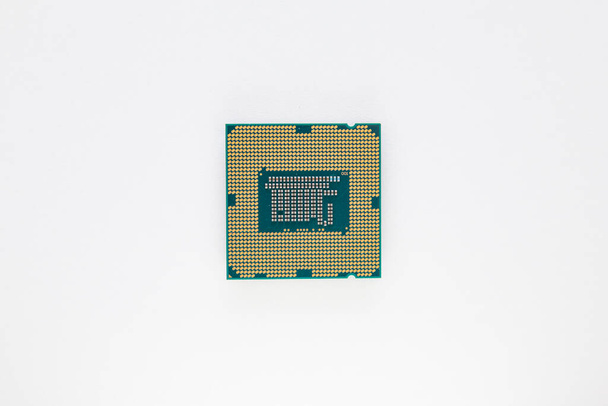 Počítačový mikroprocesor izolovaný na bílém pozadí - Fotografie, Obrázek