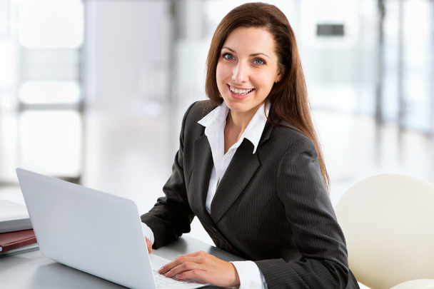 Business woman working with laptop - Zdjęcie, obraz