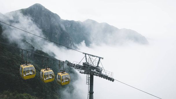Kabelbaan en landschap van Wugong Mountain (Wugongshan) in Jiangxi, China - Foto, afbeelding