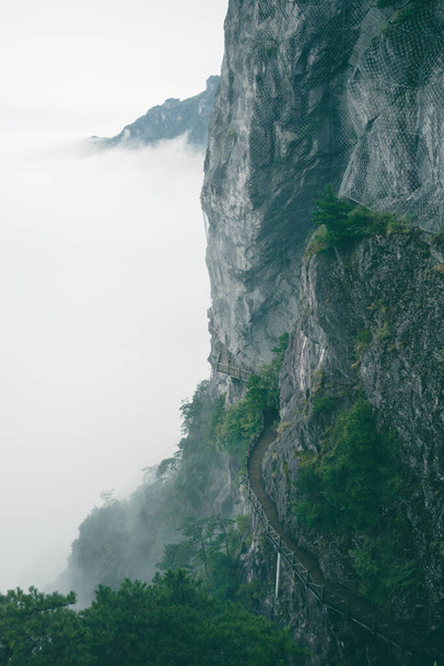 Galería carretera por acantilado en la cima de la montaña Wugong (Wugongshan) en Jiangxi, China - Foto, imagen