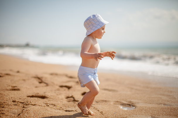 Niño en la playa - Foto, imagen