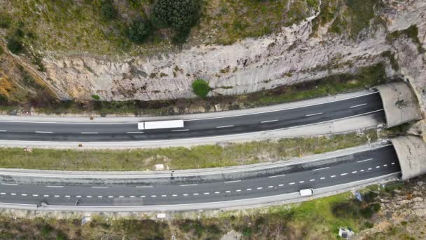 Luftaufnahme eines Autobahntunnels in den Bergen. Verkehr auf der Straße. Transport von oben.  - Filmmaterial, Video