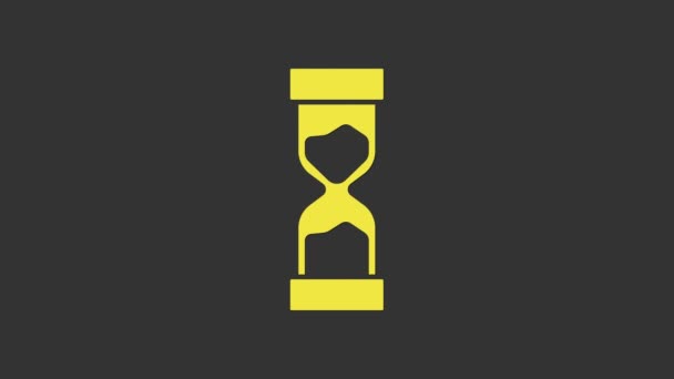 Reloj de arena amarillo viejo con el icono de arena que fluye aislado sobre fondo gris. Señal de reloj de arena. Concepto de negocio y gestión del tiempo. Animación gráfica de vídeo 4K - Metraje, vídeo