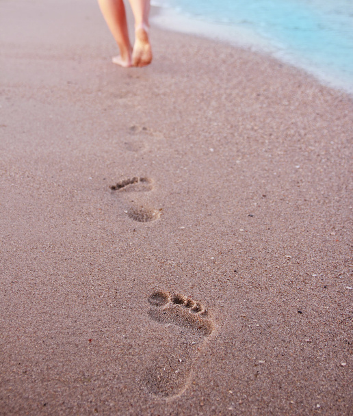 Empreintes de pas des femmes dans le sable
  - Photo, image