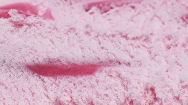 Draufsicht, Eis mit Erdbeergeschmack und Löffel. Die Textur von Eis wird beim Abschöpfen herumgerollt. - Filmmaterial, Video