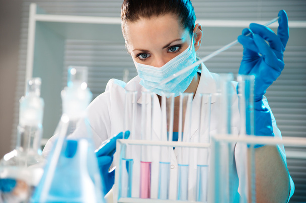 Ženský vědec pracující v laboratoři - Fotografie, Obrázek