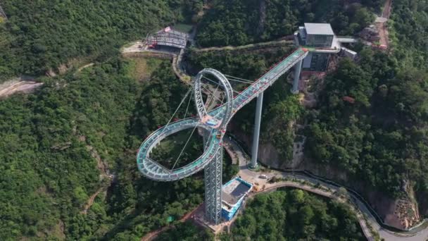 中国のHuangtengxiaのガラス橋も、 "天の門"と呼ばれる。橋の外観は、あなたが歩くことができるそのうちの1つに、互いに交差する2テニスラケットに似ています。 - 映像、動画