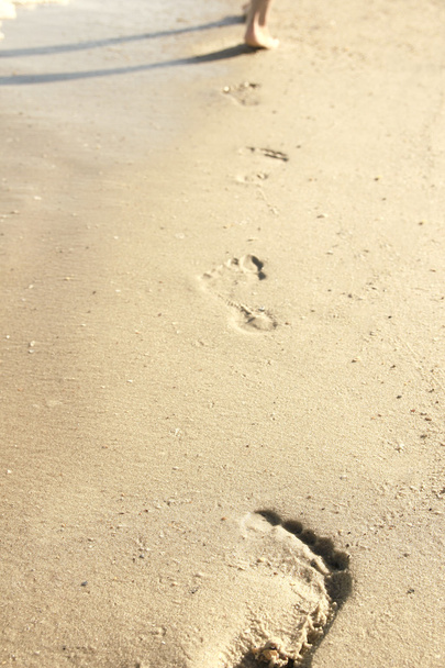 Kız kumda ayak izleri - Fotoğraf, Görsel