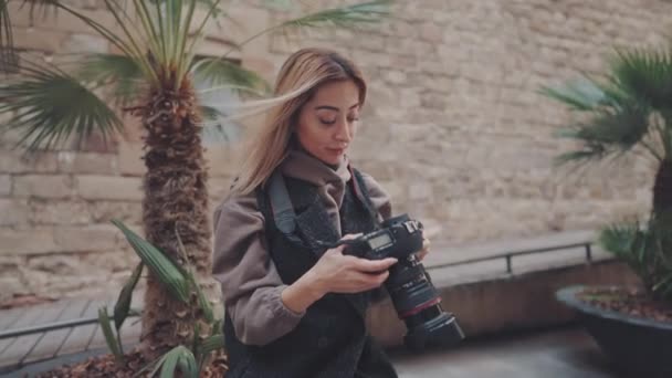turista chica con dslr foto cámara caminando a través del casco antiguo - Metraje, vídeo