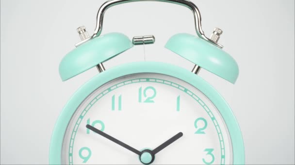 Časová prodleva, Modrý alram ukazuje čas. Otočení krátkých a dlouhých ručiček hodin. Na bílém pozadí. - Záběry, video