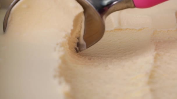 Crème glacée Vanille sortie du récipient avec une cuillère, Vue du dessus Concept alimentaire. - Séquence, vidéo