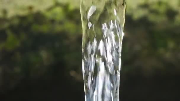 Het water stroomt langzaam uit de buis. Helder water stroomt van nature. - Video