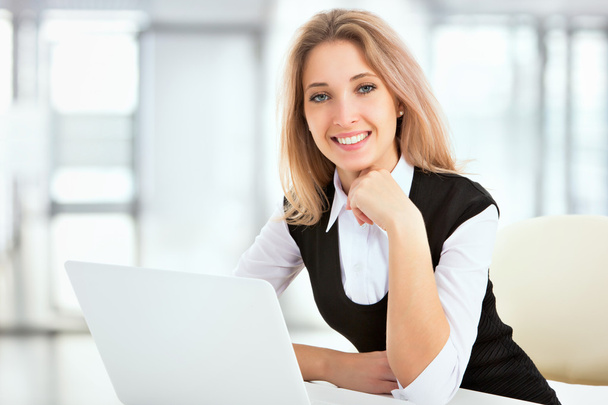 Young business woman using laptop - Zdjęcie, obraz