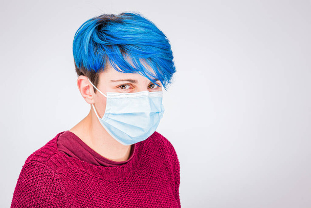 Πώς να βάλετε μάσκα COVID-19. Γυναίκα με μάσκα αναπνοής Coronavirus - Φωτογραφία, εικόνα