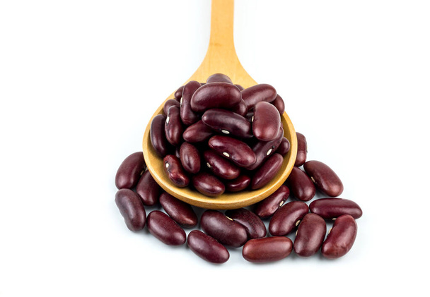 Zdravé červené fazole na dřevěné lžíce použít bílé pozadí. - Fotografie, Obrázek