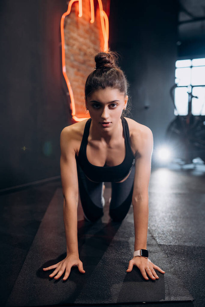 Фитнес-женщина растяжения делает пилатес растяжки упражнения - Фото, изображение
