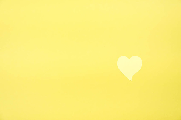 Corazón amarillo sobre fondo amarillo - Foto, imagen
