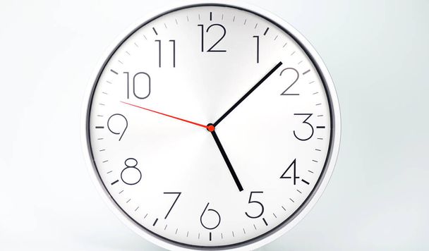Modern zilveren horloge Showtime 05.08 uur. op witte achtergrond.                - Foto, afbeelding