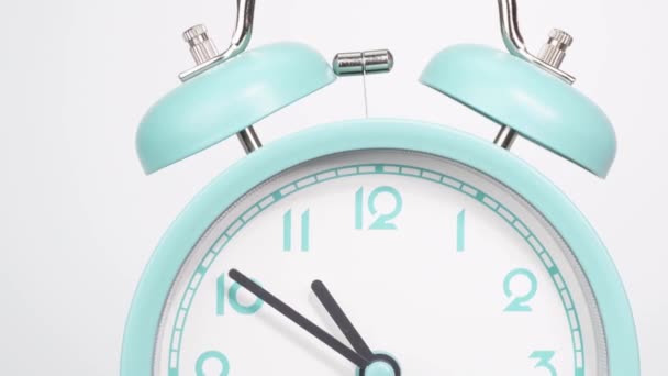 Time lapse, el despertador azul muestra el correr del tiempo. El movimiento de las manecillas del reloj pasó rápidamente. Sobre el fondo blanco. - Imágenes, Vídeo