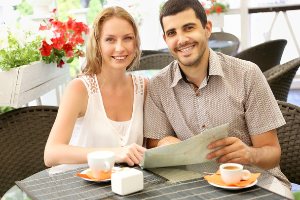 Young couple relaxing in a cafe - Foto, afbeelding