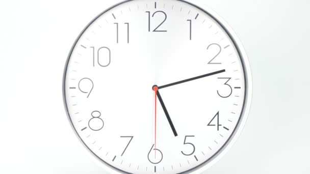 Zeitraffer, Silberne Wanduhr zeigt den Lauf der Zeit an. Die Bewegung der Zeiger der Uhr verging schnell. Auf dem weißen Hintergrund. - Filmmaterial, Video