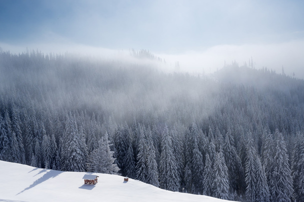 ορεινό τοπίο με μπλε ουρανό και άσπρα σύννεφα το χειμώνα - Φωτογραφία, εικόνα