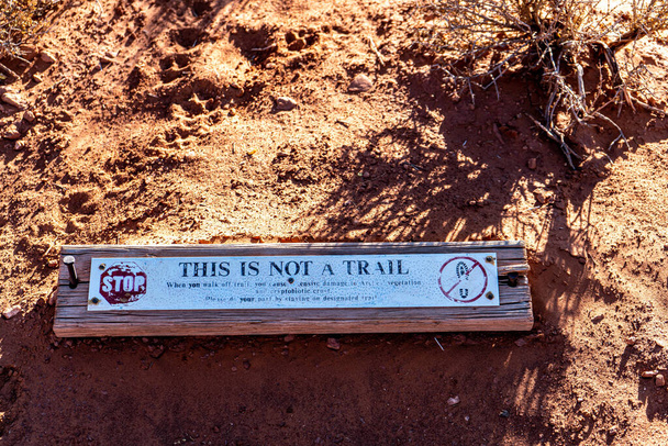Útjelző tábla a parkban az Arches Nemzeti Parkban - Fotó, kép