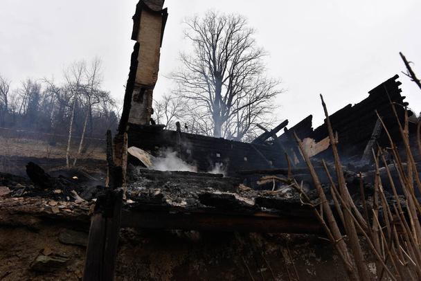 ruiny spalonego domu po pracach gaśniczych straży pożarnej - Zdjęcie, obraz