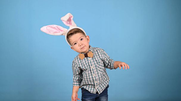 ウサギの耳を持つ赤ちゃん,青い背景に, - 写真・画像