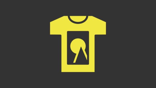 Желтая иконка футболки выделена на сером фоне. Видеографическая анимация 4K - Кадры, видео