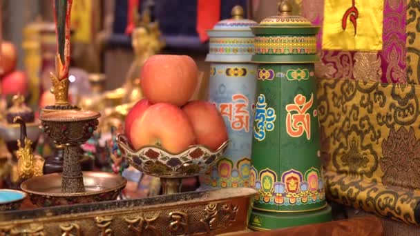 Utensilien und Gegenstände, die bei tibetisch-buddhistischen Zeremonien verwendet werden - Filmmaterial, Video
