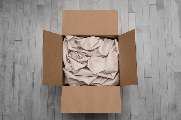 Otevřená kartonová krabička plná papírových obalů. Online objednávka přepravy a odbalení nové zásilky z pošty. Doprava a koncept spotřebitelského elektronického obchodu - Fotografie, Obrázek