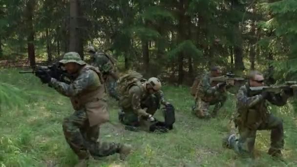 Imagens portáteis de soldados transmitindo dados no laptop na selva em operação militar perigosa - Filmagem, Vídeo