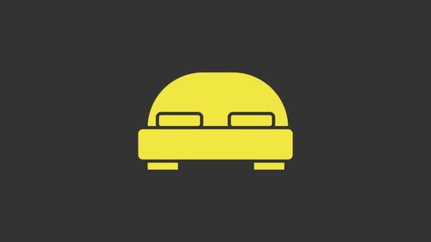 Żółte Duże łóżko dla dwóch lub jednej osoby ikona izolowana na szarym tle. 4K Animacja graficzna ruchu wideo - Materiał filmowy, wideo