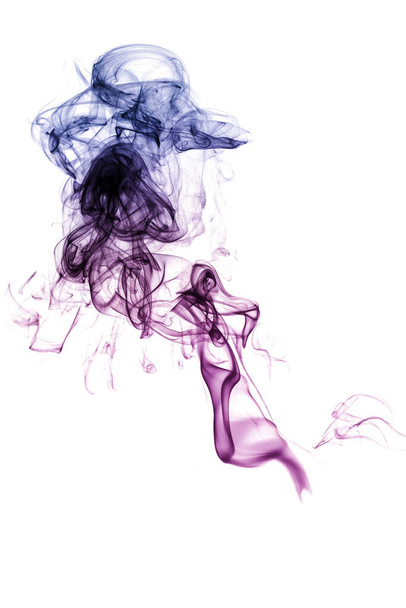Résumé vague de fumée violette et bleue et motifs tourbillonnants rapprochés isolés sur fond blanc - Photo, image