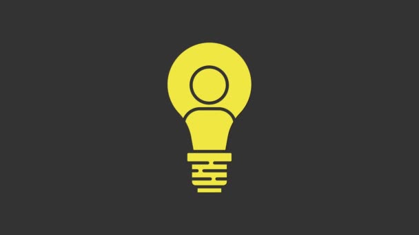 Cabeça humana amarela com lâmpada ícone isolado no fundo cinza. Animação gráfica em movimento de vídeo 4K - Filmagem, Vídeo