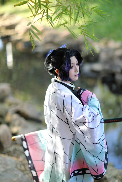 Giappone anime cosplay ritratto di ragazza con costume comico con giardino a tema giapponese - Foto, immagini